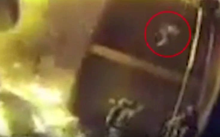 Πυροσβέστες πιάνουν στον αέρα μωρά και παιδιά που πέφτουν από φλεγόμενο κτίριο (εικόνες-βίντεο)